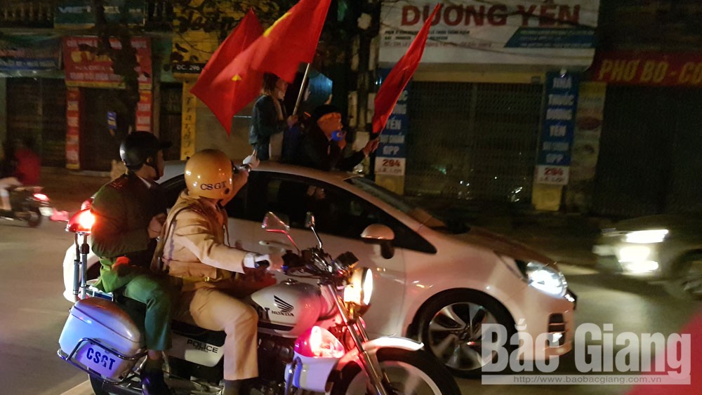 Muôn kiểu ăn mừng... không đẹp