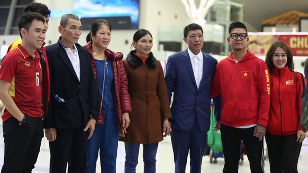 Bố mẹ Quang Hải, Văn Hậu, Tiến Dũng sang Dubai tiếp lửa cho con