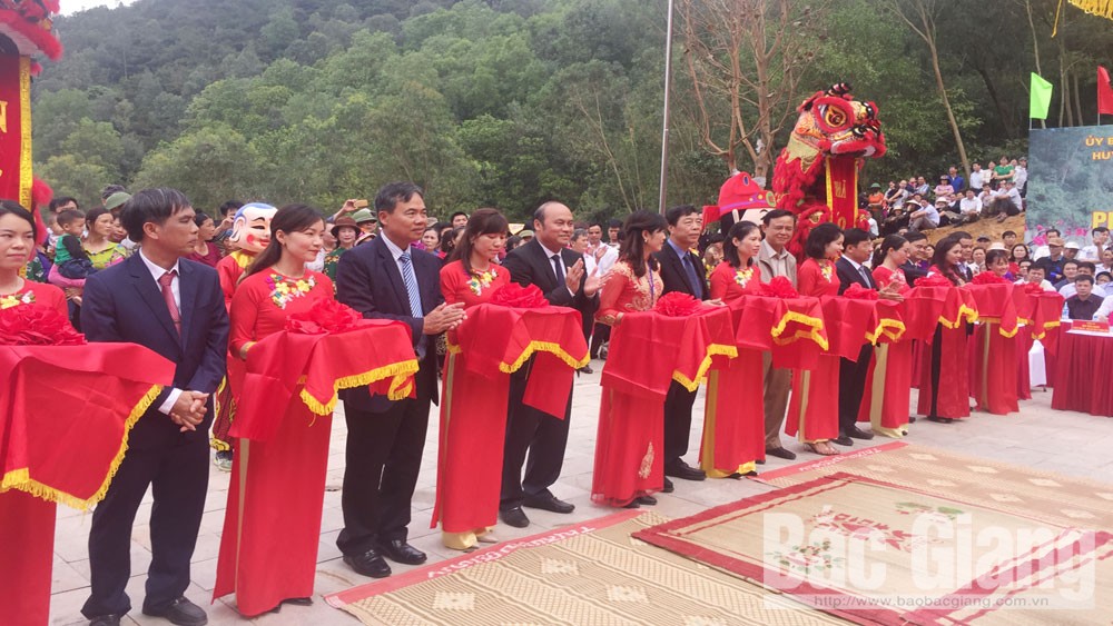Cắt băng khánh thành và khai hội đền Thần Nông
