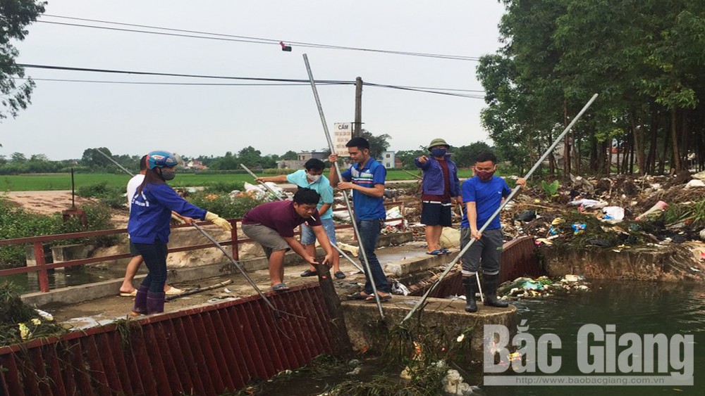 Rác thải ùn ứ ở rào chắn trên kênh Giữa (Lạng GIang)