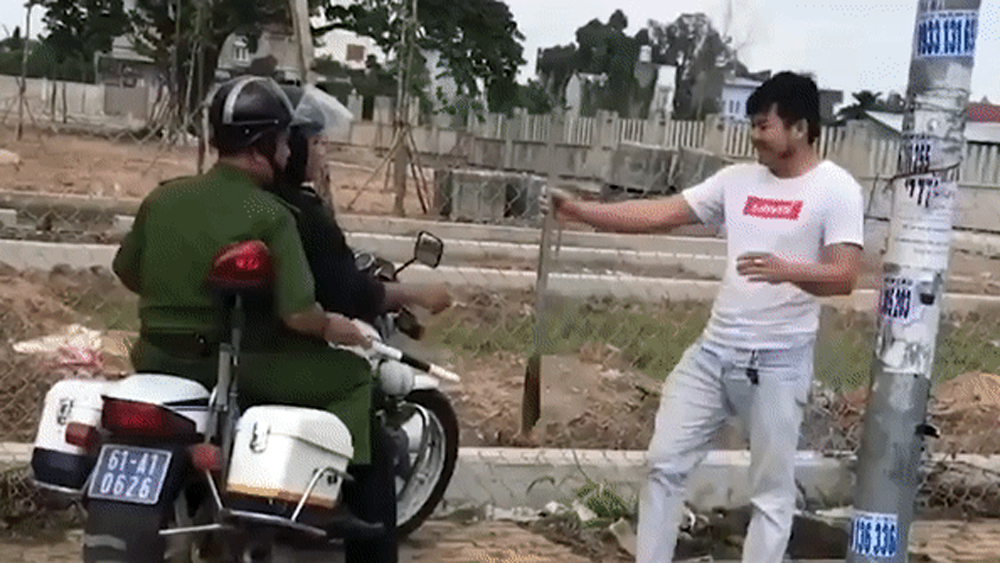 Tài xế cầm hung khí đuổi theo xe tải gây xôn xao cộng đồng mạng