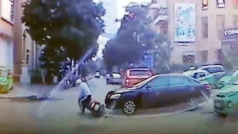 Ô tô đột ngột lao ra đường đâm vào xe máy