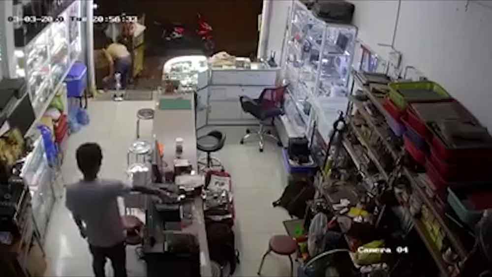 Tên trộm điện thoại "thi gan" với chủ quán và màn tẩu thoát kịch tính