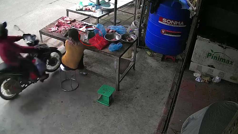 Nữ tài xế lao xe máy thẳng vào hàng thịt