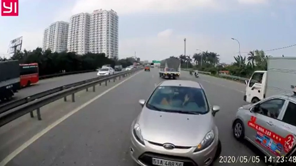 Xe con cố đi ngược chiều dù được khuyên quay đầu