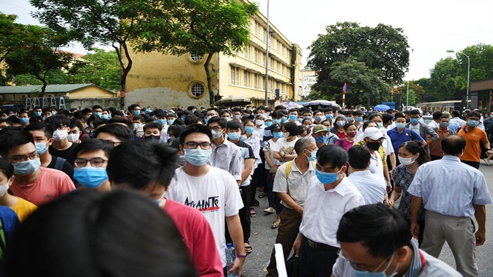 Thí sinh đổ về Hà Nội thi vào Đại học Bách khoa Hà Nội