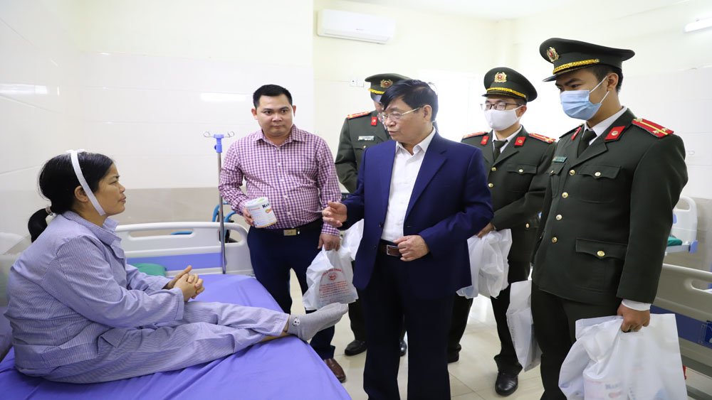 Bắc Giang: Tuổi trẻ Công an tỉnh khám bệnh, tặng sữa cho hơn 500 người dân