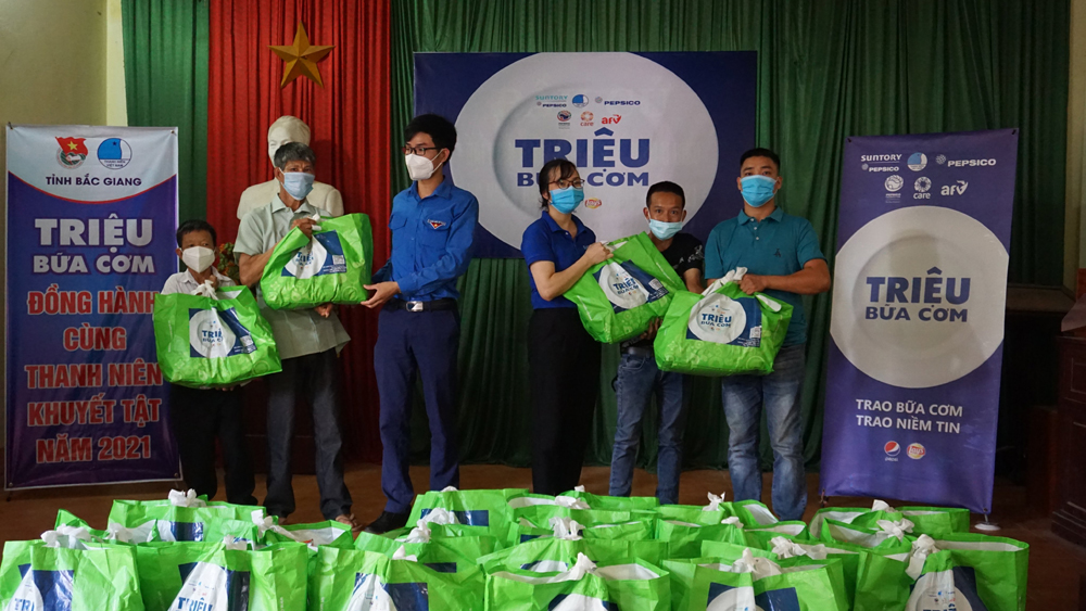 Trao quà cho thanh, thiếu niên khuyết tật bị ảnh hưởng bởi dịch Covid-19