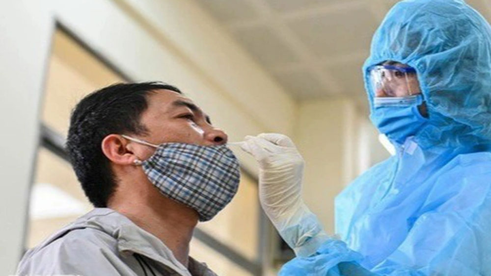 Đau họng khi mắc Covid-19, có nên uống kháng sinh?