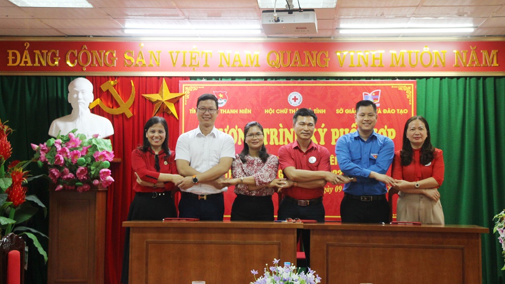 Ký kết chương trình phối hợp công tác thanh, thiếu niên chữ thập đỏ trường học