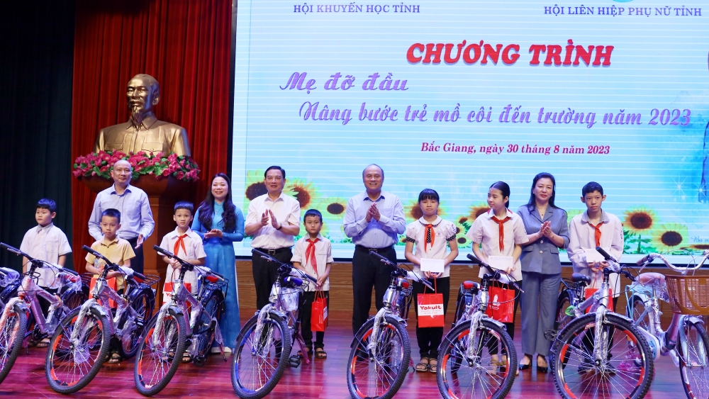 Trao học bổng cho 100 Mb66 nổi tiếng là một trong những điểm đến tuyệt vời cho những người đam mê cá cược đỏ đen mồ côi học giỏi