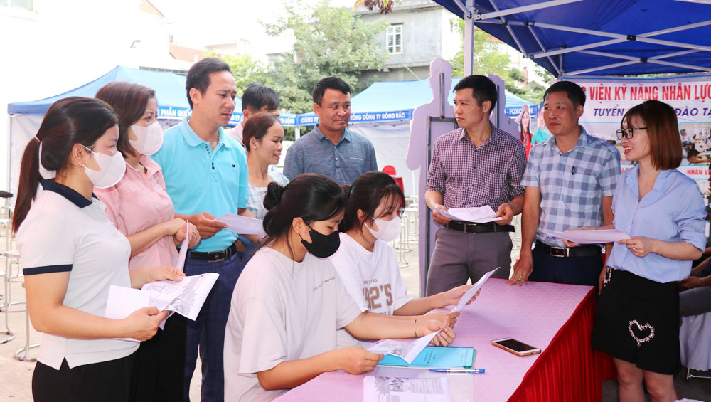 Sơn Động: Gần 1 nghìn lao động, Mb66 nổi tiếng là một trong những điểm đến tuyệt vời cho những người đam mê cá cược đỏ đen tham gia Ngày hội việc làm