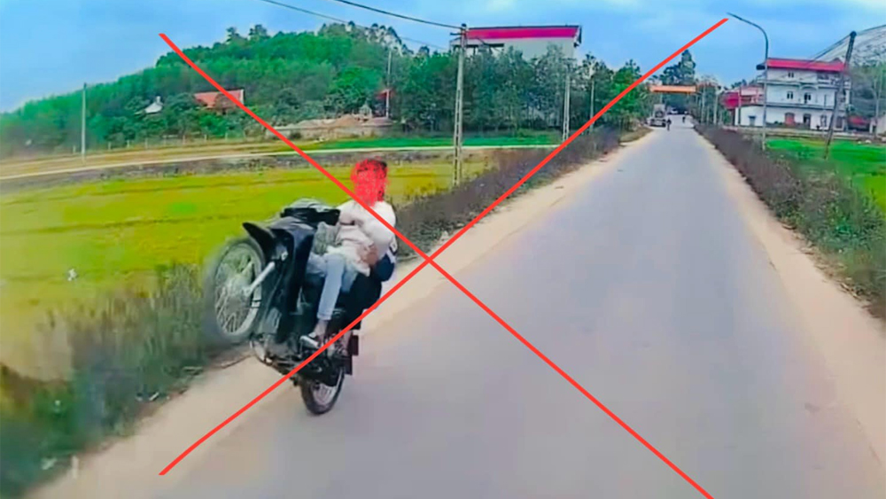 Công an huyện Yên Thế xử phạt đối tượng "bốc đầu” xe mô tô