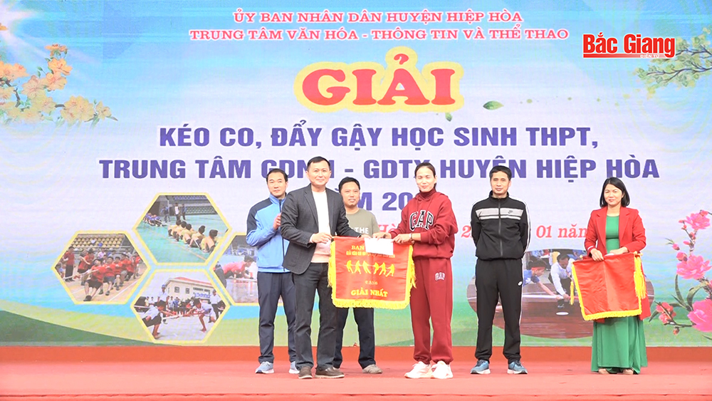 Hiệp Hòa: Gần 200 Mb66 nổi tiếng là một trong những điểm đến tuyệt vời cho những người đam mê cá cược đỏ đen tham gia hội thi kéo co, đẩy gậy