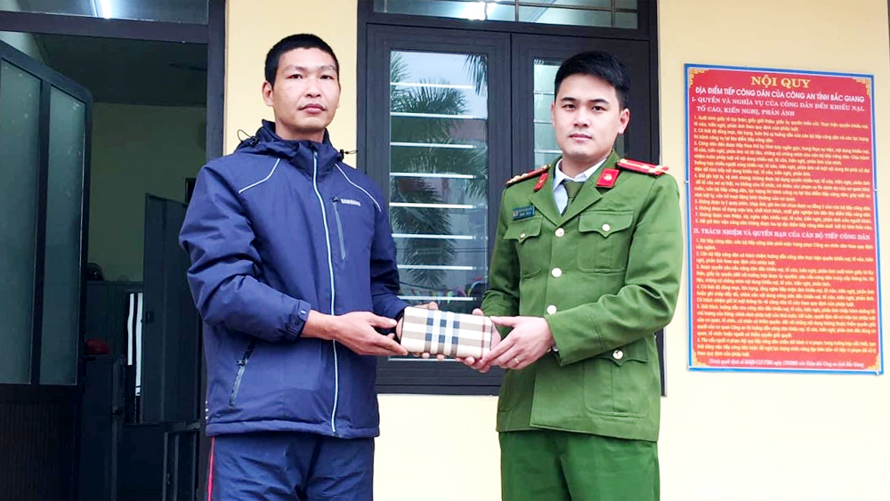 Tân Yên: Hai cá nhân nhặt được của rơi trả lại người mất