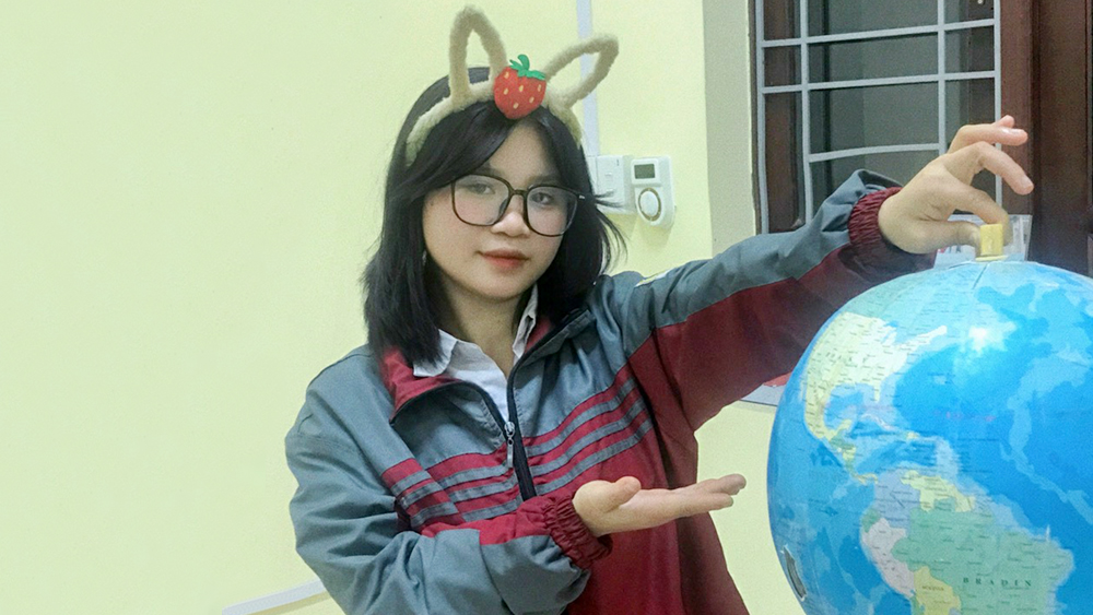 Nữ sinh dân tộc Sán Chí vượt khó học giỏi