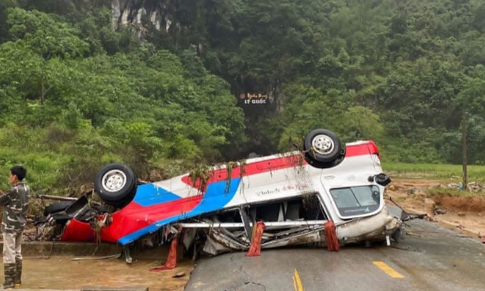 Lũ lên bất ngờ trong đêm, cuốn xe khách trôi trăm mét ở Cao Bằng