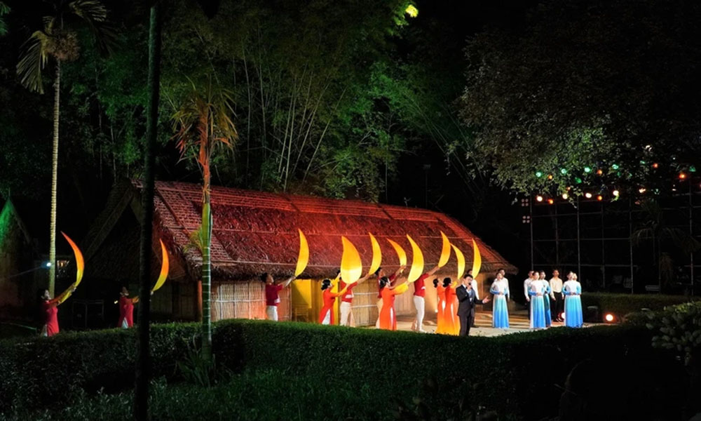 Xúc động chương trình nghệ thuật “Làng Sen nuôi chí lớn”