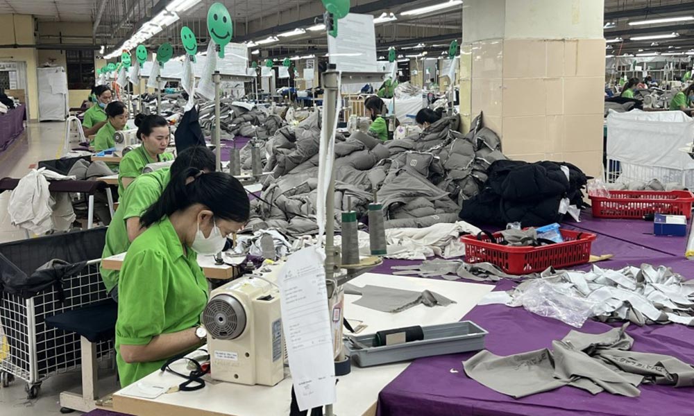Công nhân chọn thất nghiệp, nhà máy 'khát' người