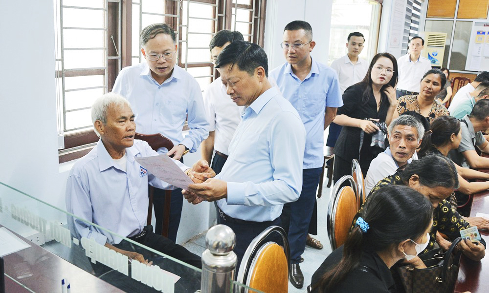 Phó Chủ tịch UBND tỉnh Đào Quang Khải kiểm tra tình hình hoạt động và tặng quà thương binh tại xã Yên Thế và Bố Hạ