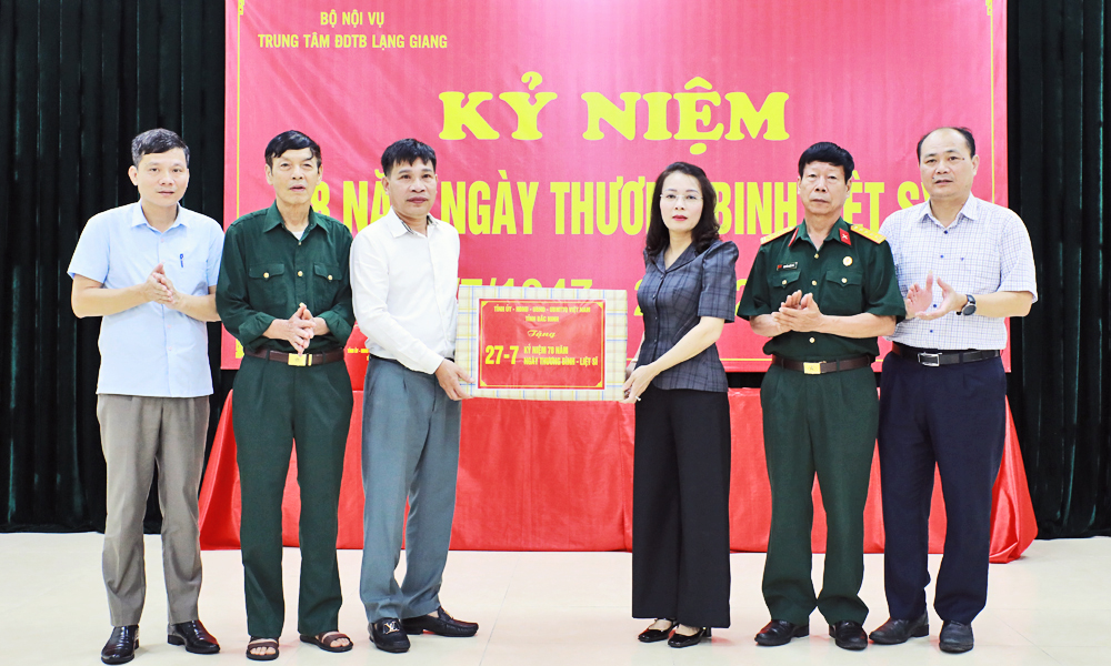 Phó Bí thư Thường trực Tỉnh ủy Nguyễn Thị Hương tặng quà Trung tâm Điều dưỡng thương binh Lạng Giang 