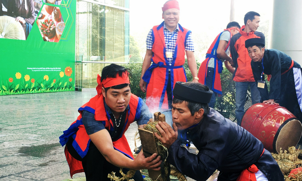 Độc đáo tục kéo dây lấy lửa làng Yên Vỹ