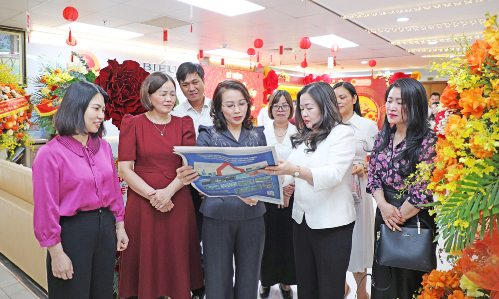 Phó Bí thư Thường trực Tỉnh ủy, Trưởng Đoàn Đại biểu Quốc hội tỉnh Nguyễn Thị Hương thăm và chúc mừng các cơ quan báo chí Trung ương