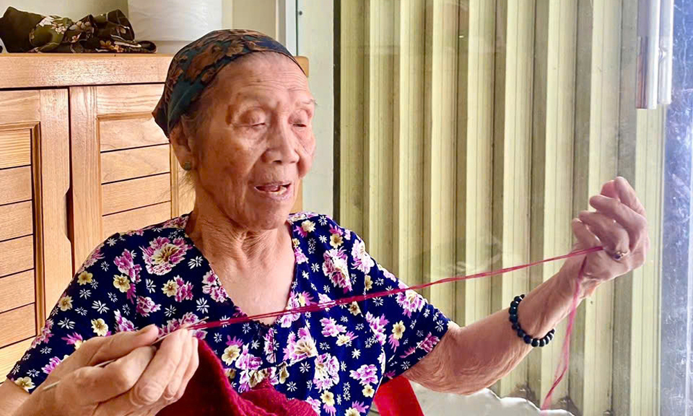 Mẹ ngồi đan áo