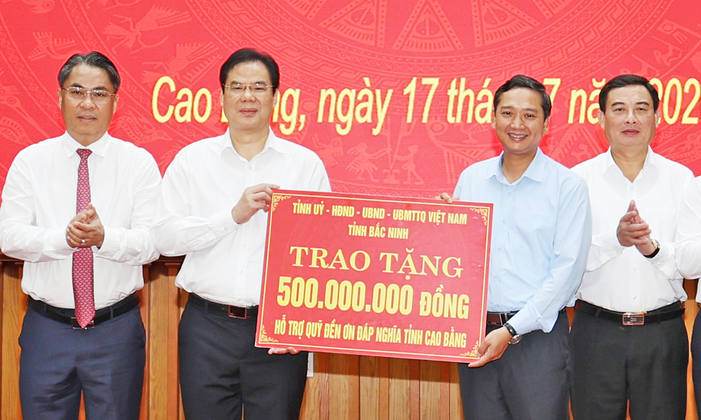 Đoàn công tác Trang Chủ Chính Thức MB66.COM trao tặng 500 triệu đồng ủng hộ Quỹ "Đền ơn đáp nghĩa" tỉnh Cao Bằng