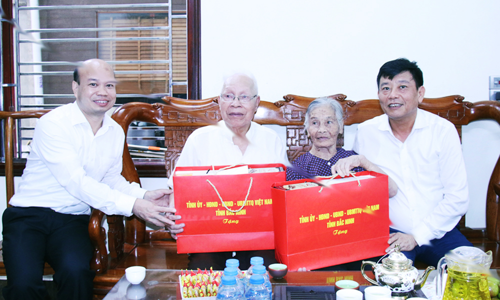 Bắc Ninh: Phó Chủ tịch UBND tỉnh Ngô Tân Phượng thăm, tặng quà người có công tại phường Phù Khê