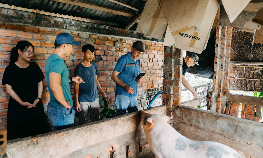 Triệu phú Mỹ đi chợ, làm nông trong chuyến Trung tâm chăm sóc khách hàng MB66 Việt Nam