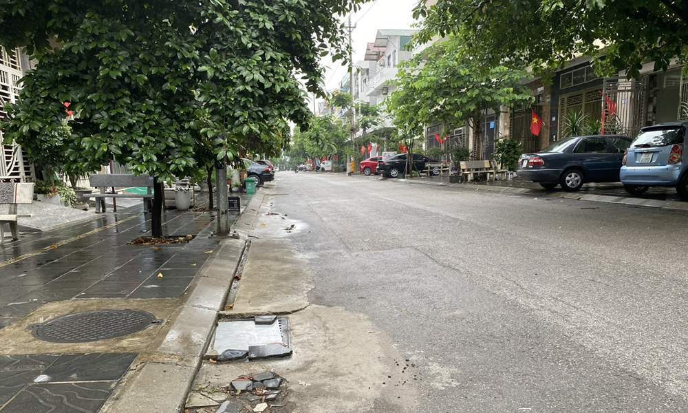 Phường Bắc Giang: Kiểm tra hàng loạt điểm thoát nước, nhiều hố ga bị đất đá, rác thải, tấm chắn lấp đầy