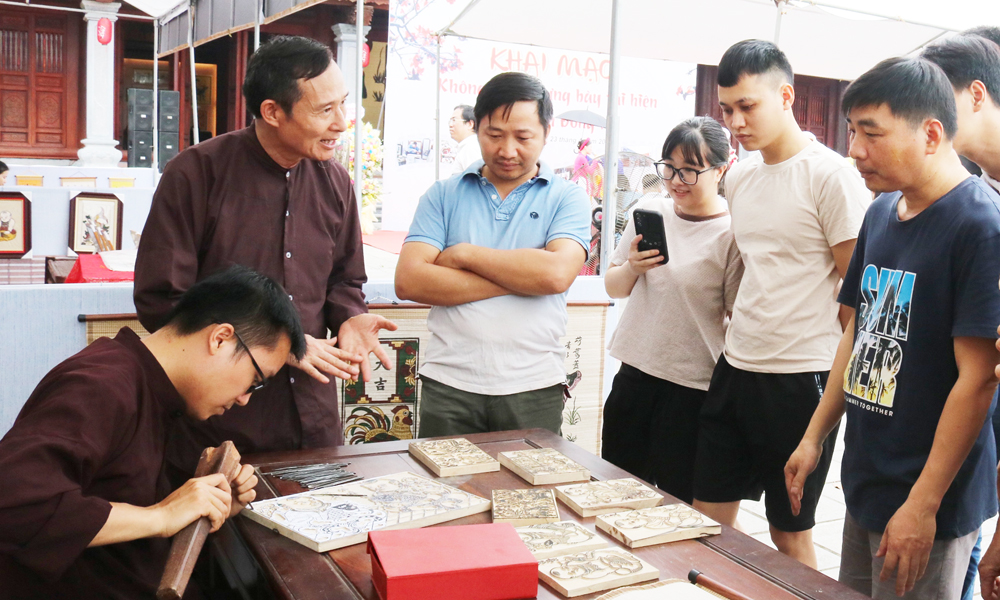 Lấp lánh tranh điệp Đông Hồ tại triển lãm thành tựu đất nước