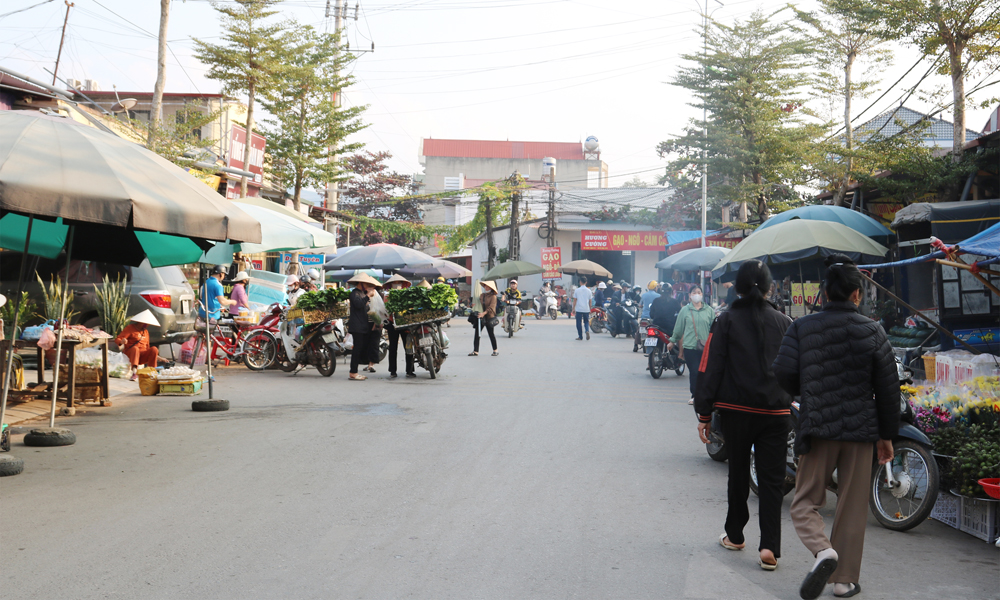 Chợ Cơ khí Chũ: Quản lý yếu, tiểu thương bỏ ra đường