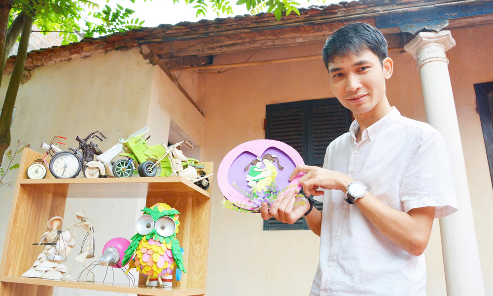 Chàng trai khuyết tật biến rác thành sản phẩm nghệ thuật