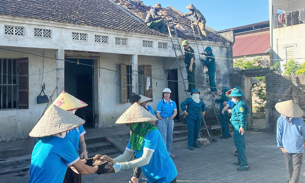 Ban Chỉ huy Quân sự xã Ngọc Thiện giúp đỡ gia đình khó khăn