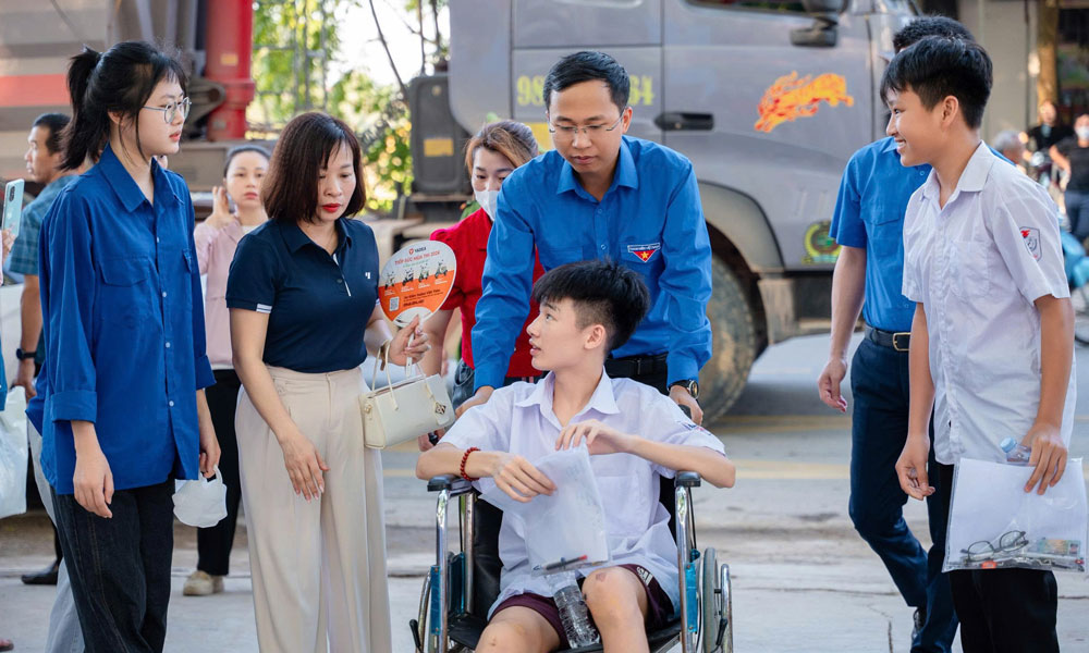 Áo xanh đồng hành với sĩ tử