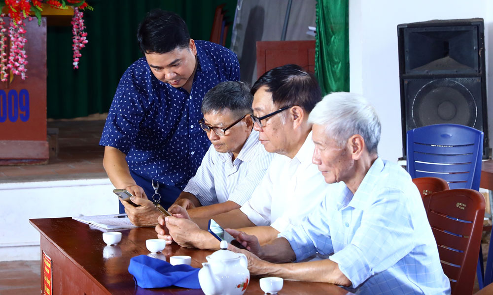 Chi bộ thôn Hoành Sơn: Đẩy mạnh chuyển đổi số trong lãnh đạo và sinh hoạt Đảng 