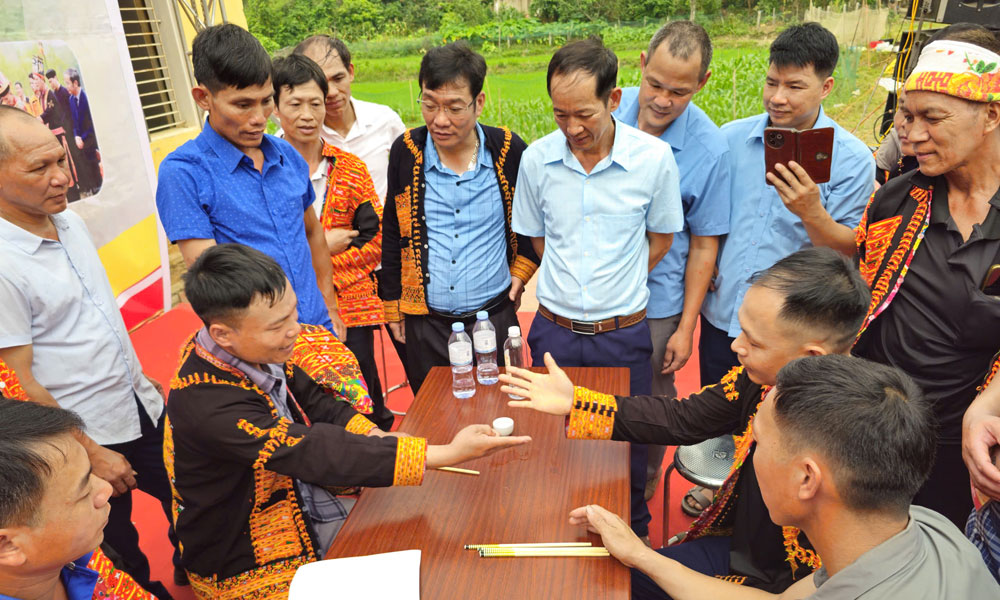 Lảy cỏ - trò chơi đặc sắc của đồng bào Dao