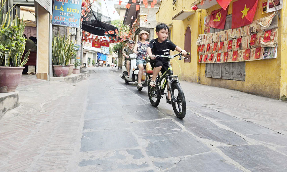 Độc đáo con đường đá xanh