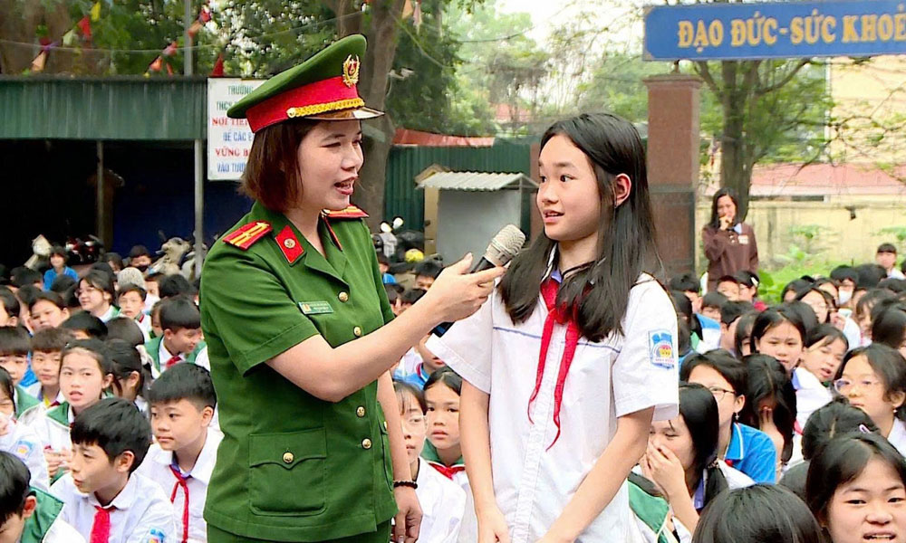 Gần dân từ những việc làm giản dị