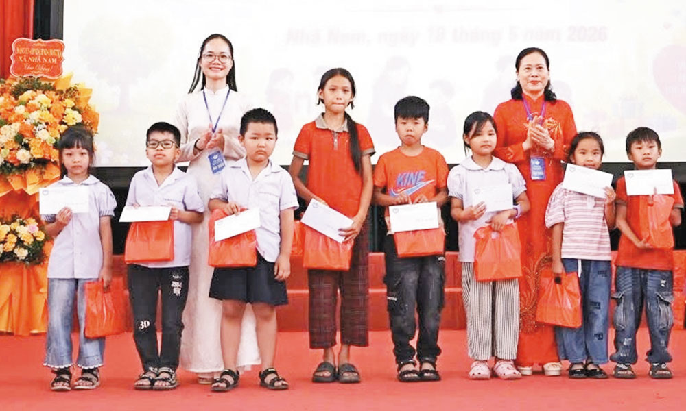 Trao yêu thương, thắp sáng nụ cười trẻ thơ