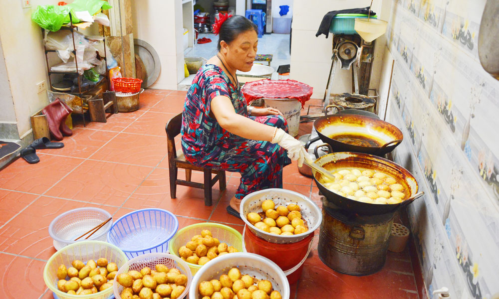 Nức tiếng bánh rán bà Thu