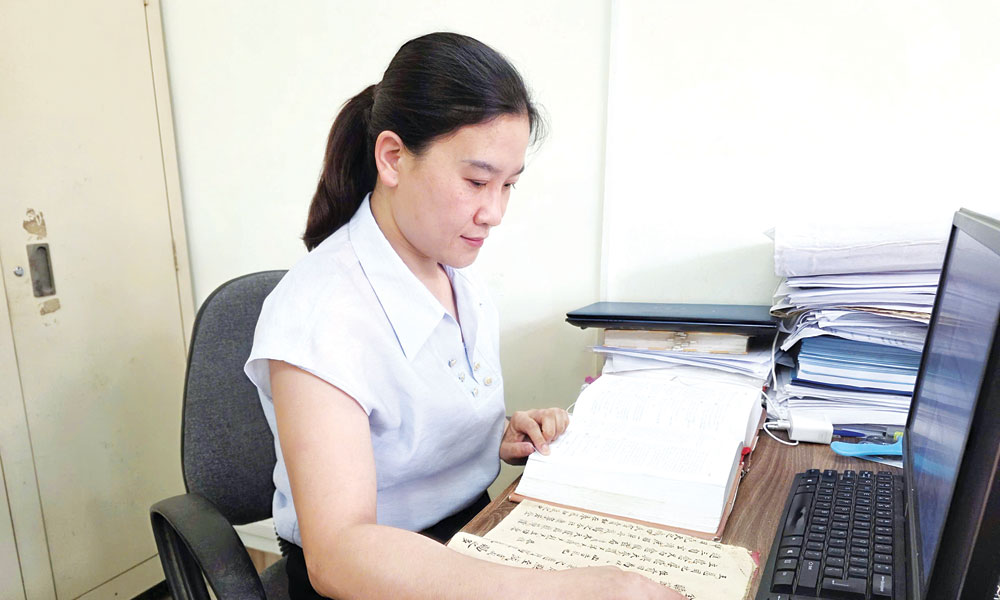 Những người giải mã lịch sử