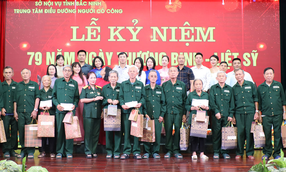 Nhiều nhà hảo tâm tặng quà Trung tâm Điều dưỡng người có công Bắc Ninh
