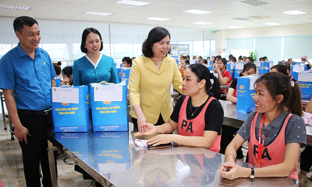 Phó Chủ tịch Thường trực HĐND tỉnh Trần Thị Hằng thăm, động viên người lao động Công ty Peony