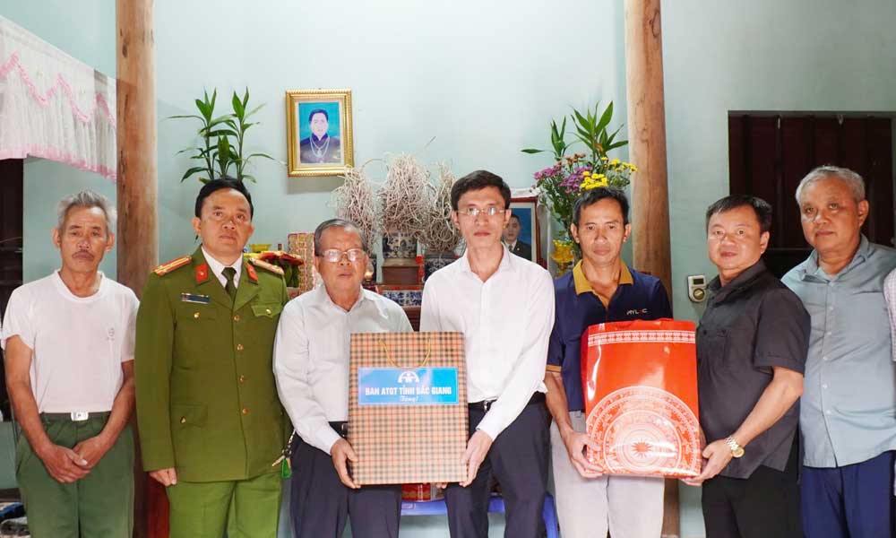 Thăm, tặng quà gia đình nạn nhân bị tai nạn Link Đăng Nhập Nhà Cái MB66 Top #1 Việt Nam trên địa bàn thị xã Việt Yên