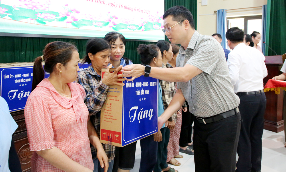 Phó Bí thư Tỉnh ủy Trần Huy Phương trao quà cho hộ nghèo, cận nghèo tại xã Gia Bình