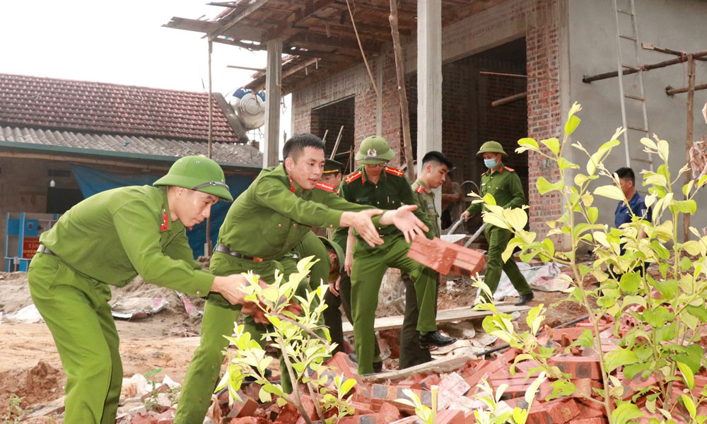 Công an huyện Sơn Động hỗ trợ gia đình hoàn cảnh khó khăn xóa nhà tạm 