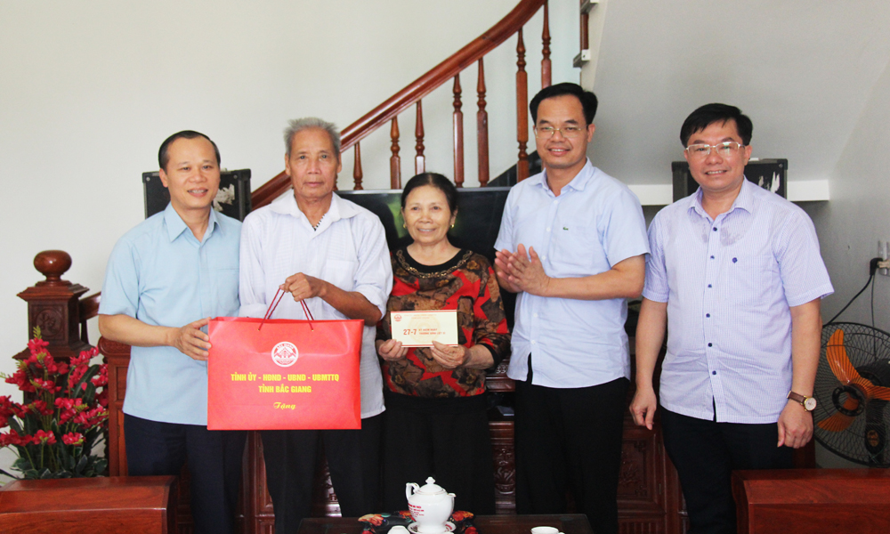Phó Chủ tịch Thường trực UBND tỉnh Mai Sơn thăm, tặng quà người có công tại huyện Lục Ngạn